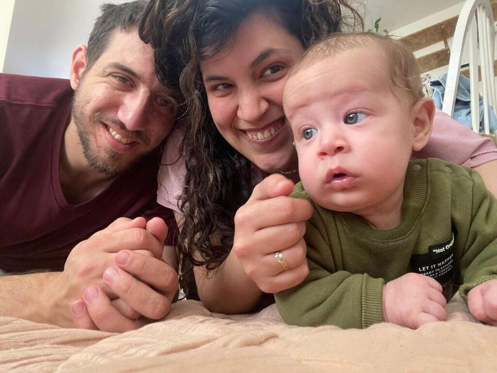 איתן ז"ל עם אשתו יעל ובנם התינוק בועז (באדיבות המשפחה) סרן (מיל') איתן קופלוביץ ז"ל עם משפחתו