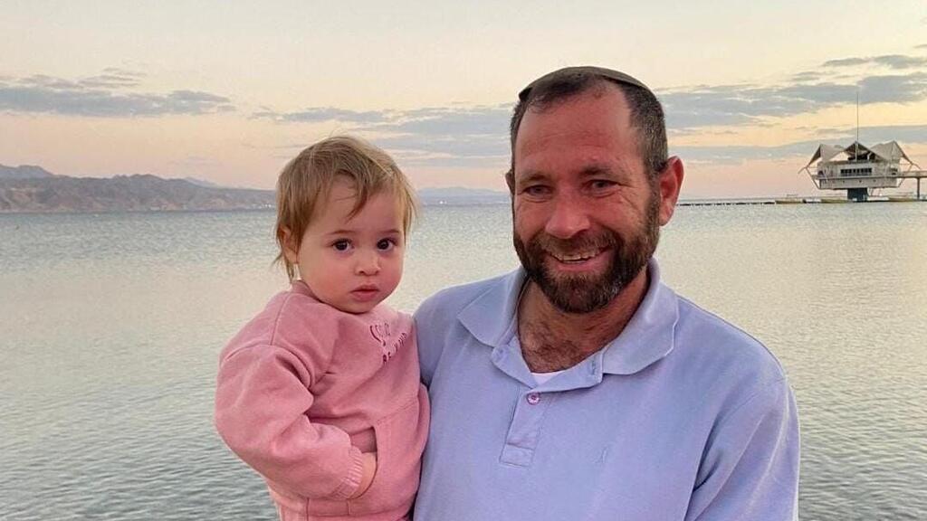 אילון ז"ל עם הנכדה יהב בטיול משפחתי. "היה אמור לחתן בת עוד כמה שבועות" רס"ב (מיל') אילון ויס ז"ל ונכדתו יהב