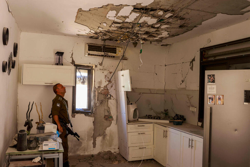 נזק לבית בקריית שמונה. עוד אלפי תביעות בקנה, כי חלק מהמפונים עוד לא שבו לבתים (צילום: Menahem Kahana / AFP) נזק לבית בקריית שמונה