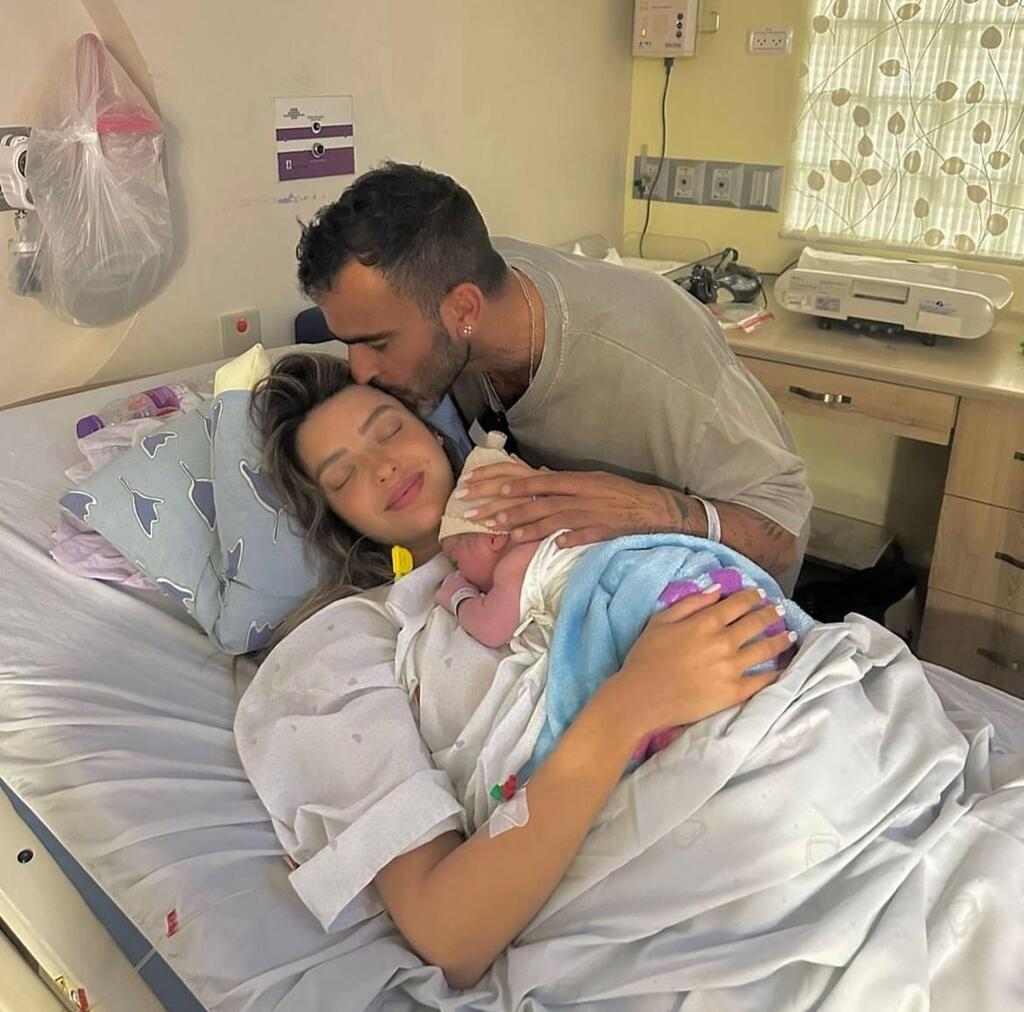 "ככה נראה הרגע הכי מאושר בחיים". אליאב אוזן ושלי קורן חובקים בן בכור (צילום מסך: אינסטגרם) אליאב אוזן אבא שלי קורן