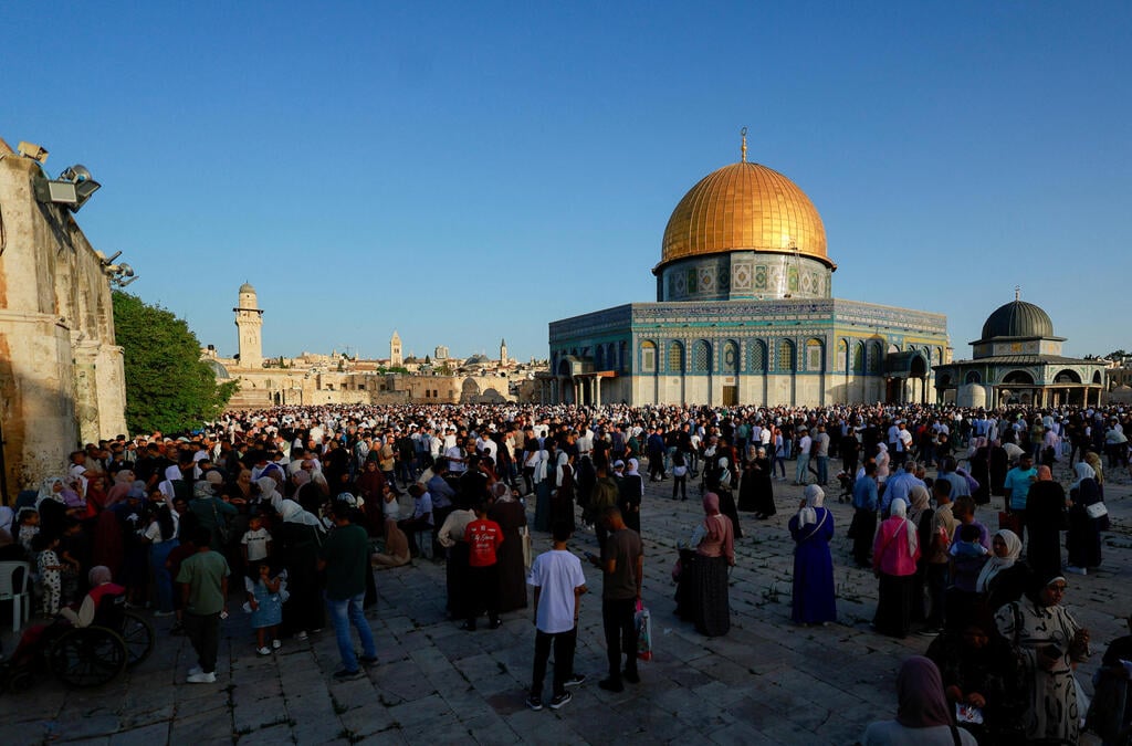 Prayer at Temple Mount (Photo: REUTERS/Ammar Awad) תפילות חג הקורבן בהר הבית