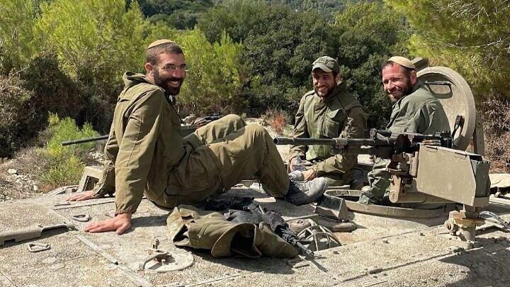 אילון ויס ואיתן קופלוביץ (שני מימין), בתמונה משותפת שצולמה לפני כמה חודשים סרן (מיל') איתן קופלוביץ ז"ל ורס"ב (מיל') אילון ויס ז"ל