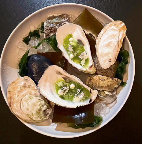 אויסטר עם ויניגרט חמוץ־מתוק של קיווי וכוסברה | צילום: אסי חיים yk13961715