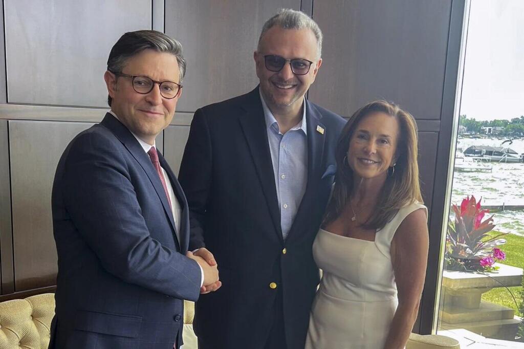 Massad Boulos and Congresswoman Lisa McClain and Speaker Mike Johnson (Photo: AP) מסעד בולוס (במרכז) עם יו"ר בית הנבחרים מייקל ג'ונסון וחברת הקונגרס הרפובליקנית ליסה מקליין
