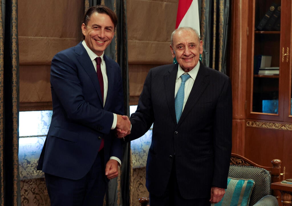 White House special envoy Amos Hochstein and Lebanese Parliament Speaker Nabih Berri (Photo: REUTERS/Mohamed Azakir) נביה ברי יו"ר הפרלמנט של לבנון עם עמוס הוכשטיין