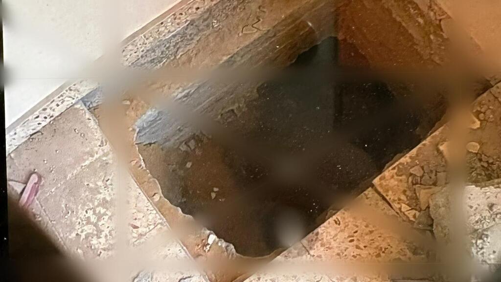 "כמות המנהרות בגזרה הזו היא הכי גדולה שראיתי ברצועה". פיר שאותר ברפיח (צילום: דובר צה"ל ) פירים ומעברים בין הקירות שמחבלי חמאס עשו וכוחות צה"ל איתרו ברפיח שברצועת עזה