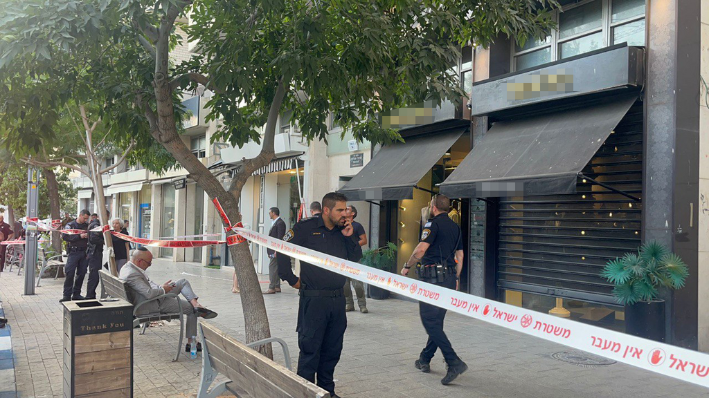 החנות שלעברה הושלכה כוורת הזיקוקים חנות הבגדים בכיכר המדינה, תל אביב
