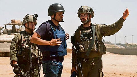 Yossi Yehoshua with Maj. Gen. Yair Zuckerman in Rafah (Photo: IDF) yk13968604