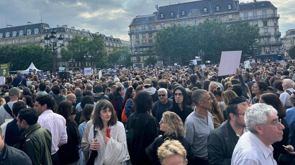 Demonstration against antisemitic rape in Paris city hall square (Photo: Tamar Sebok) הפגנה גדולה בפריז בעקבות האונס של הנערה היהודייה