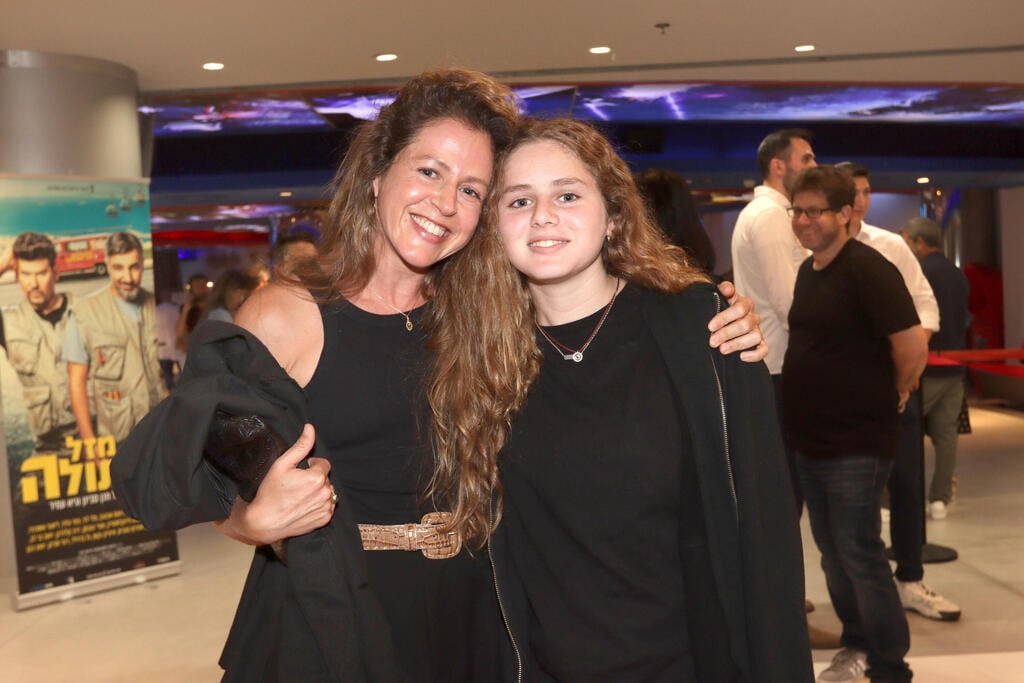 הגיל הזה שמתחילים לבוא עם אמא לפרימיירות של סרטים. אפרת בוימולד והבת מעיין (צילום: ענת מוסברג) השקת סרט מזל חתולה
