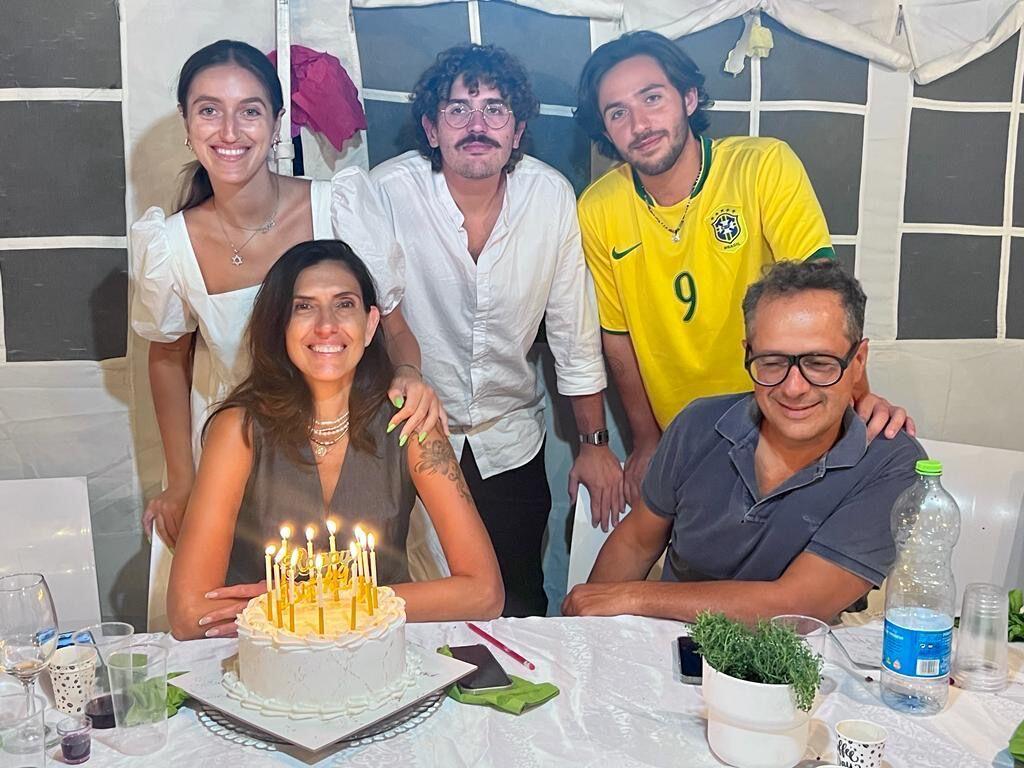Omer Shem Tov (top right) in the family sukkah before his abduction to Gaza (Photo: Courtesy of the family) התמונה המשפחתית האחרונה לפני שעומר נחטף ביום ההולדת של שלי, אימו