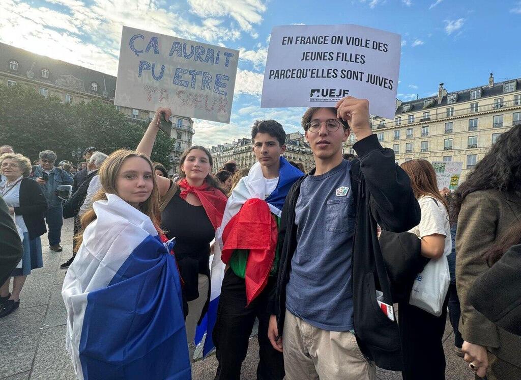 French teenagers protest against the antisemitic rape in Paris (Photo: Tamar Sebok) הפגנה גדולה בפריז בעקבות האונס של הנערה היהודייה