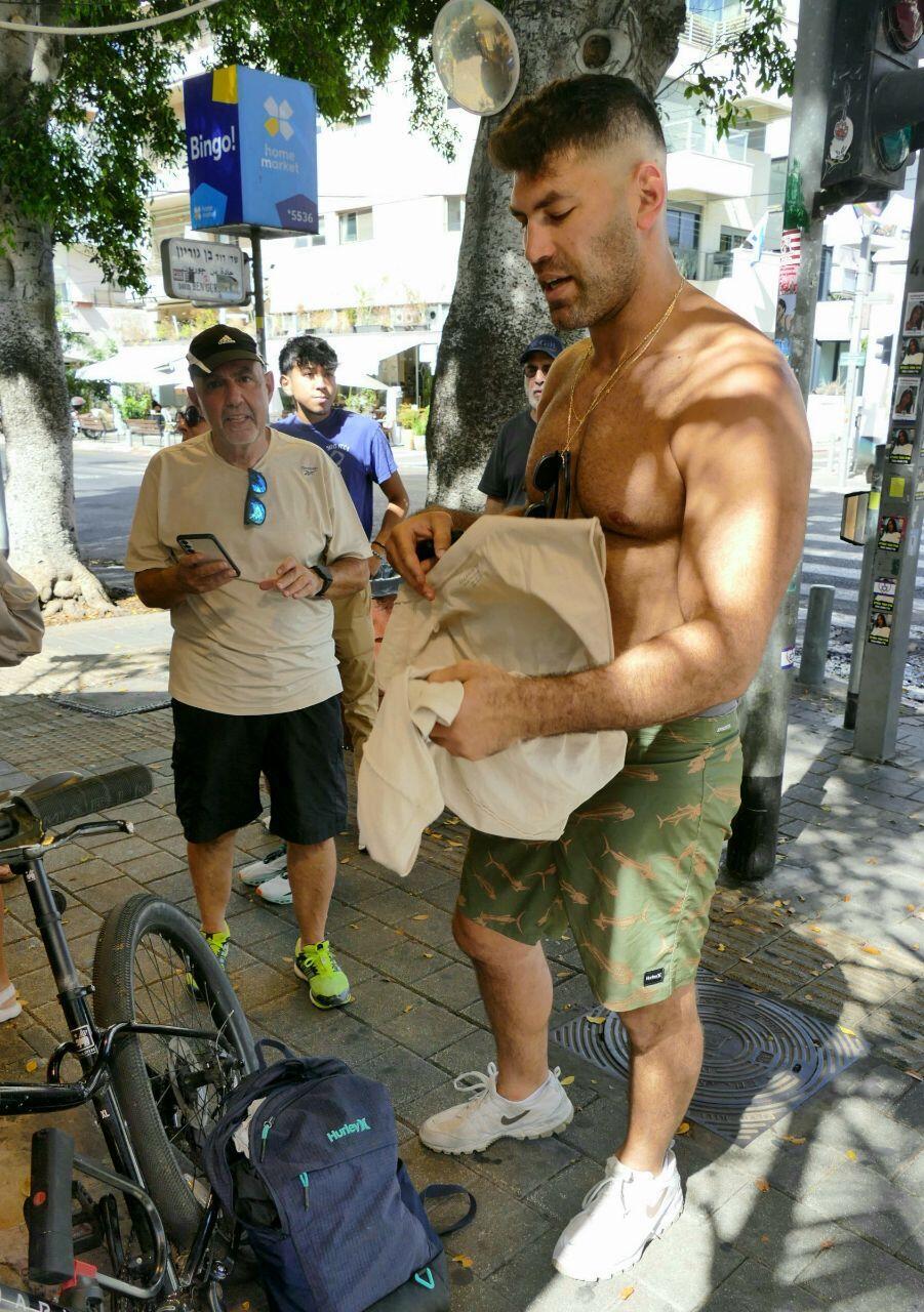 מה קשור חולצה עכשיו? (צילום: אמיר מאירי) פפראצי אורי ששון