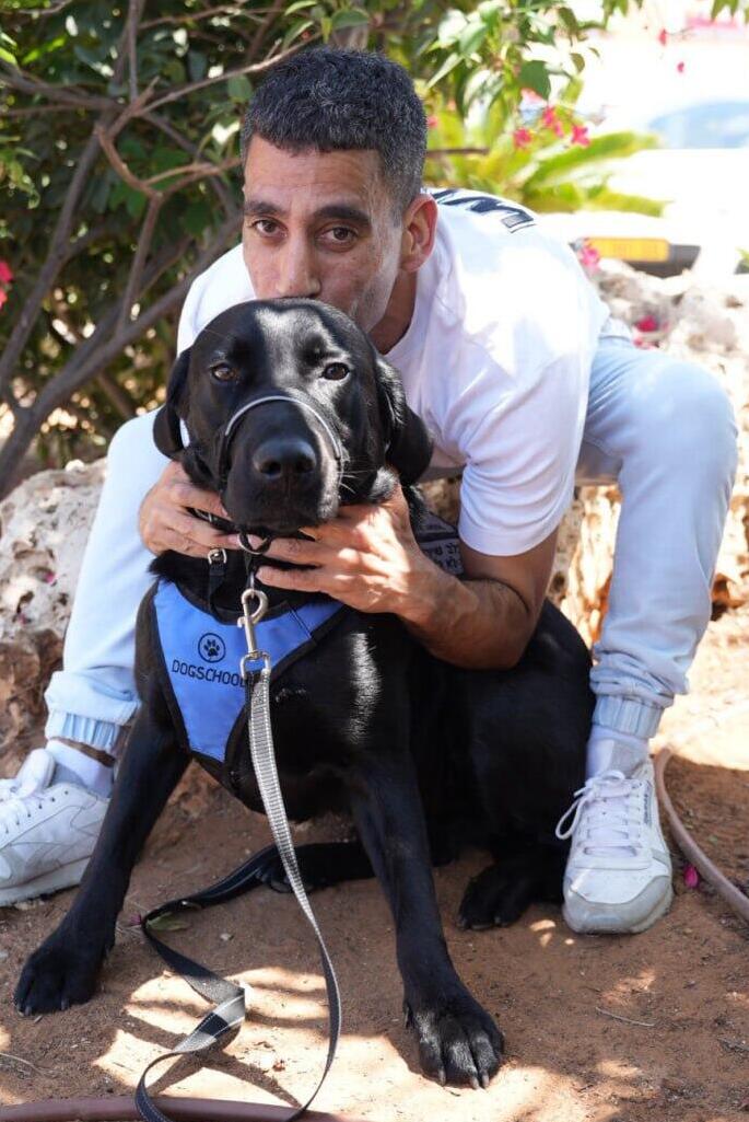 קובי לוי ומורפיוס. "כל יציאה איתו הופכת לסטרס" (צילום: תומר שונם הלוי) קובי לוי הלום קרב וכלב השרות שלו