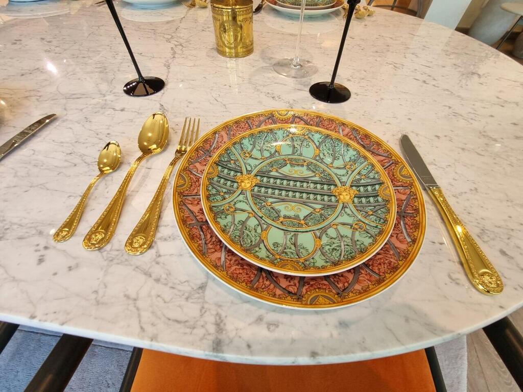 חלק מהכלים עוברים בירושה וערכם עולה עם השנים. לאכול עם לוגו של ורסאצ'ה (צילום: אסף קמר) כלי בית יוקרתיים לאלפיון העליון
