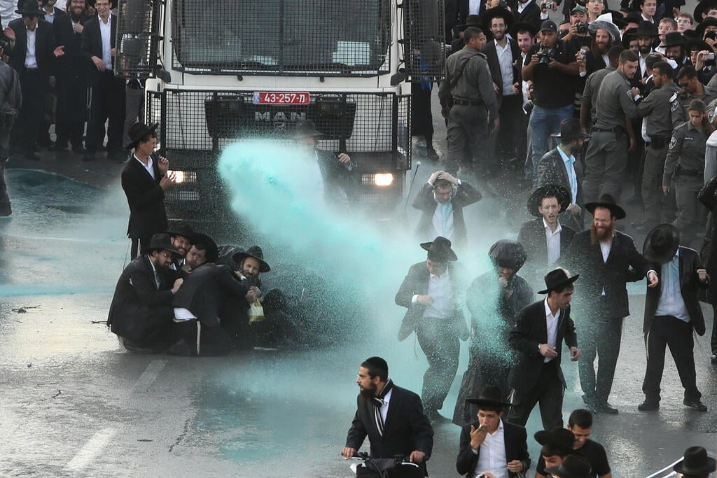 בואש בפעולה בהפגנת חרדים בירושלים (צילום: אלכס קולומויסקי) בואש משטרתי בפעולה בירושלים בניסיון לפנות את מפגינים חרדים