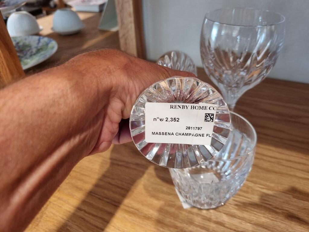 המחיר לגביע בודד, לא לסט (צילום: אסף קמר) כלי בית יוקרתיים לאלפיון העליון