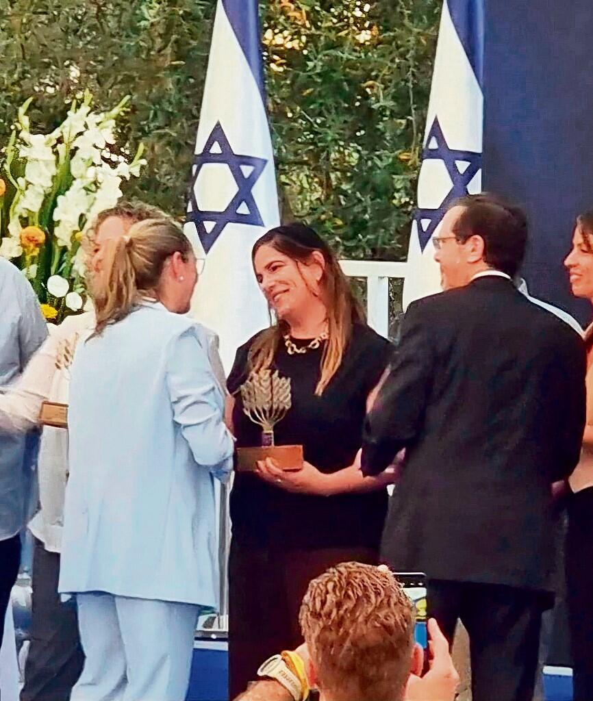 אפרת דאום מקבלת את אות הנשיא על הקמת אתר המילואימניקים (צילום מסך) אפרת דאום מקבלת את אות הנשיא על הקמת אתר המילואימניקים