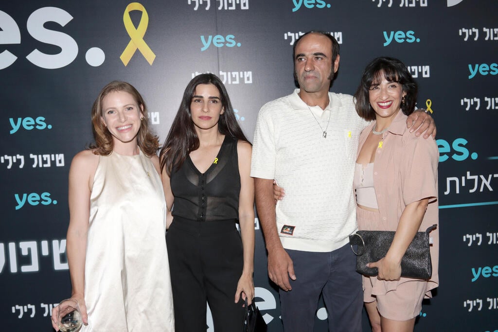 קצת פלאשים על השטיח. מירב שירום, יעקב זדה דניאל, דאנה איבגי ויערה פלציג (צילום: ענת מוסברג) טיפול לילי
