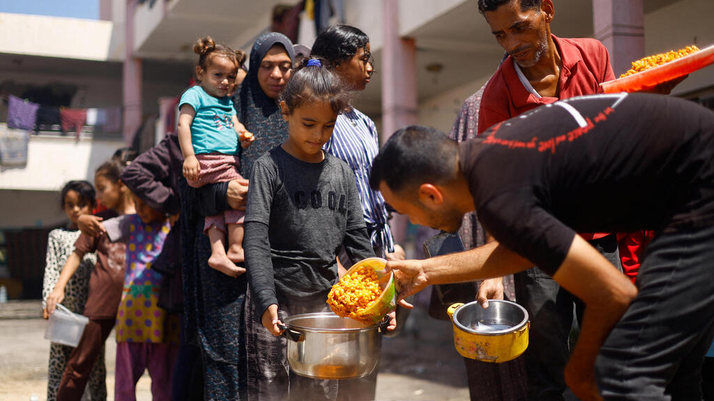 Food distribution in Khan Younis, Gaza (Photo: REUTERS/Mohammed Salem) חאן יונס
