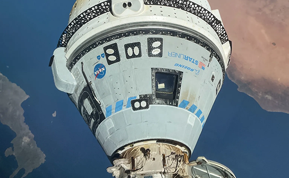 החללית של בואינג בתחנת החלל (צילום: NASA) הדליפות תוקנו, אבל אף אחד לא ממהר לחזור הביתה. חללית סטארליינר של בואינג עוגנת בתחנת החלל הבינלאומית