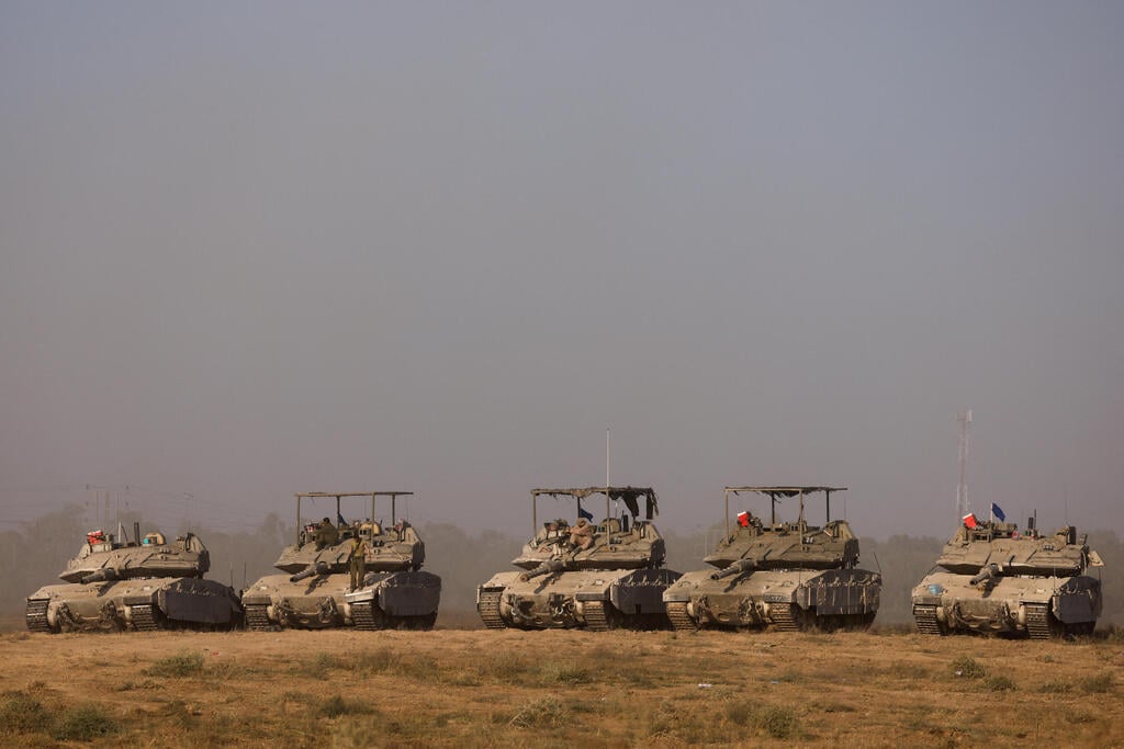 IDF tanks amass at the Gaza border (Photo: REUTERS/Amir Cohen) טנקים של צה"ל ליד הגבול עם רצועת עזה
