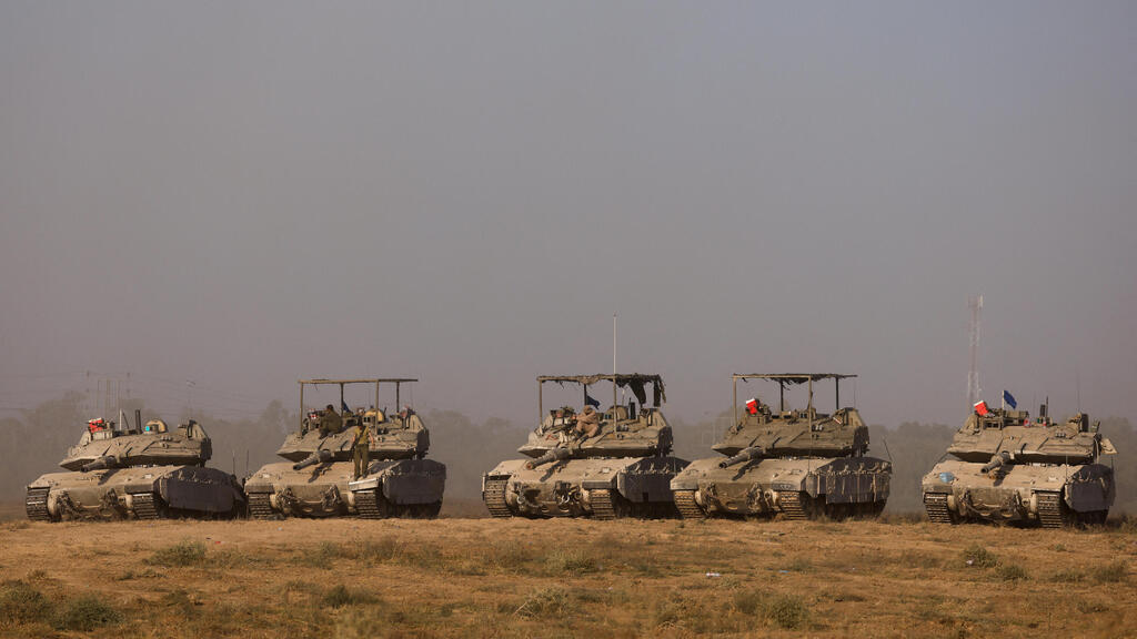 IDF tanks near the Gaza border (Photo: REUTERS/Amir Cohen) טנקים של צה"ל ליד הגבול עם רצועת עזה