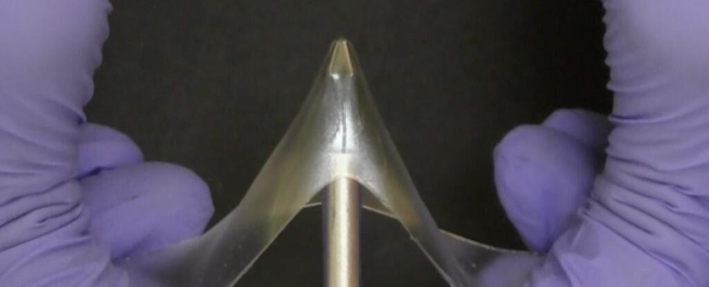 Glassy gel (Photo: Meixiang Wang/NC State University) Glassy gel