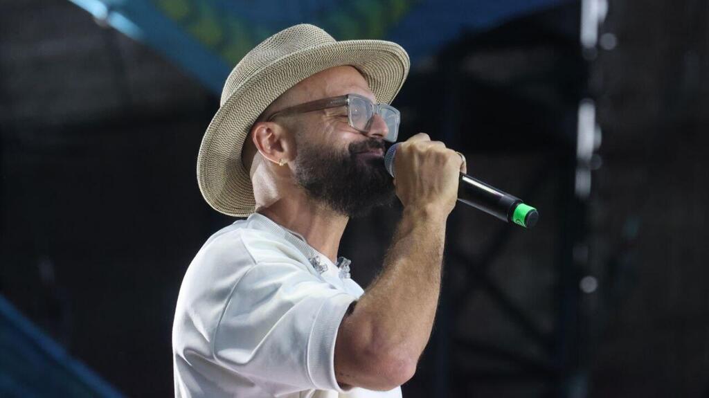 אברהם טל במופע ההנצחה של הנובה בפארק הירקון (צילום: מוטי קמחי) מופע ההנצחה של הנובה בפארק הירקון