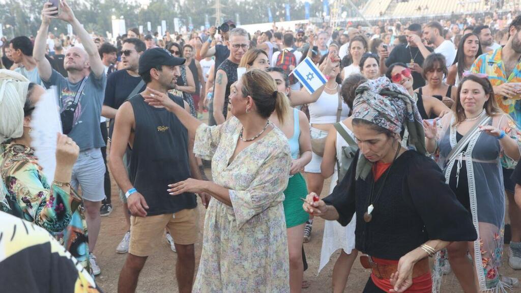 מתוך מופע ההנצחה של הנובה בפארק הירקון (צילום: מוטי קמחי) מופע ההנצחה של הנובה בפארק הירקון