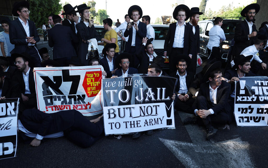Anti-draft Haredi protest (Photo: EPA/ATEF SAFADI) מחאת חרדים בכביש 4