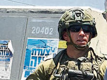 הקצין שהחרים את המפתחות (צילום: פאפארצי) yk13978901