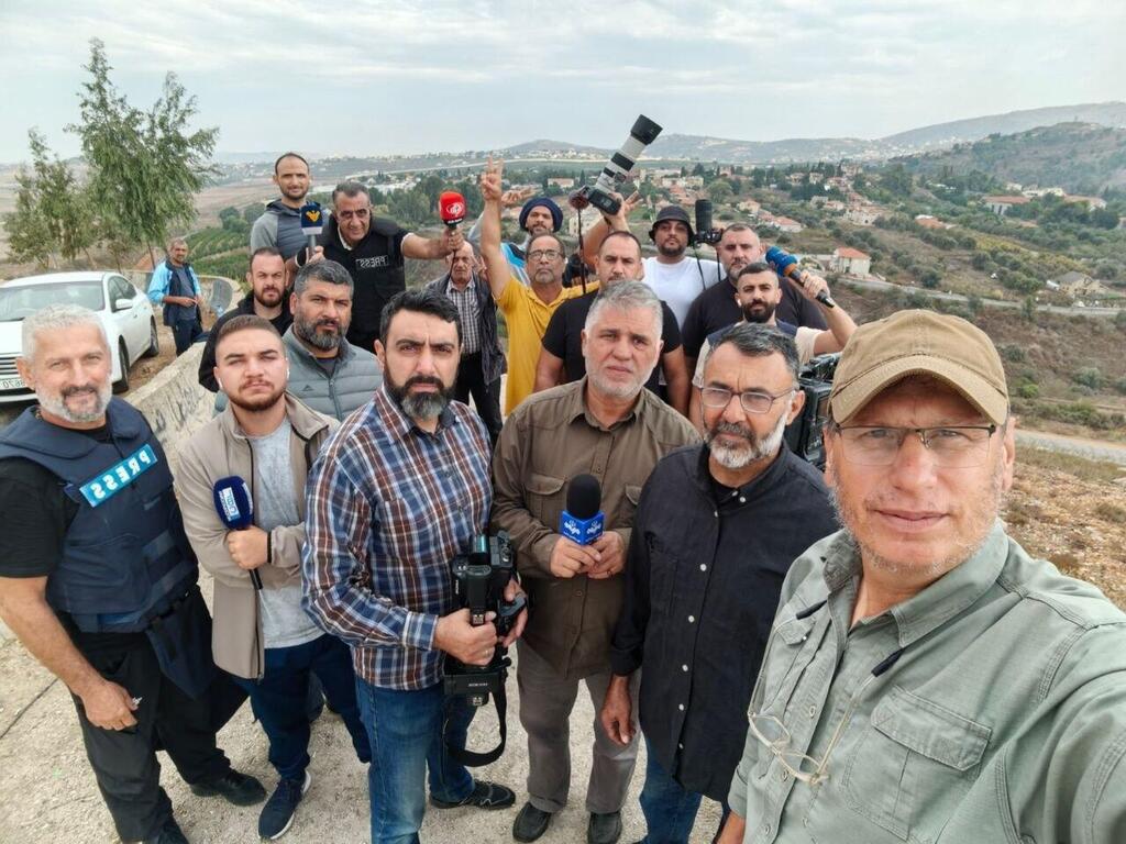 עלי שועייב עם עיתונאים, באזור הגבול עלי שואייב עם עיתונאים בגבול