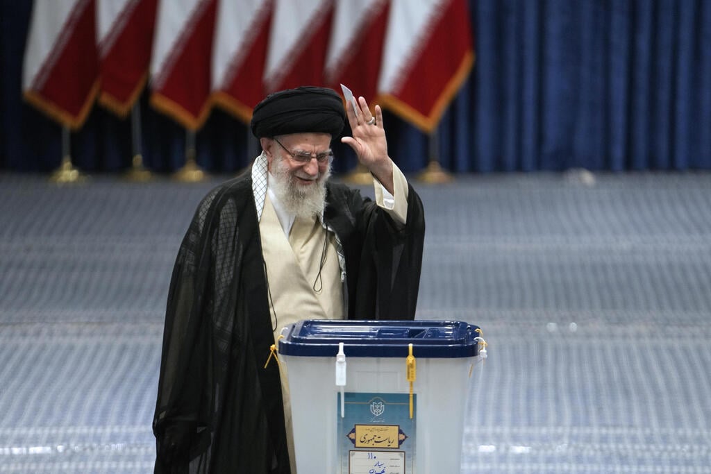 Ali Khamenei (Photo: AP Photo/Vahid Salemi) המנהיג העליון של איראן עלי חמינאי מצביע ב טהרן 28 ביוני בחירות לנשיאות