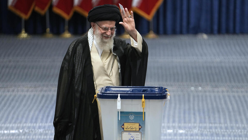 Iran's Supreme Leader Ali Khamenei casts his vote in the presidential elections (Photo: Vahid Salemi / AP) המנהיג העליון של איראן עלי חמינאי מצביע ב טהרן 28 ביוני בחירות לנשיאות