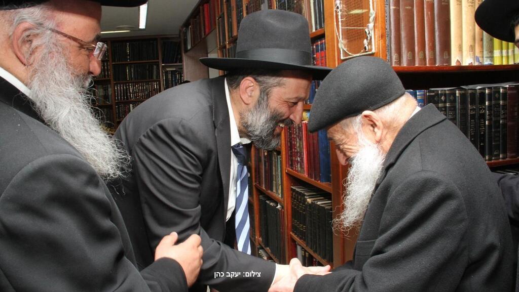 MK Aryeh Deri with Rabbi Shalom Shmueli (Photo: Yakkov Cohen) הרב שלום שמואלי עם ח"כ דרעי