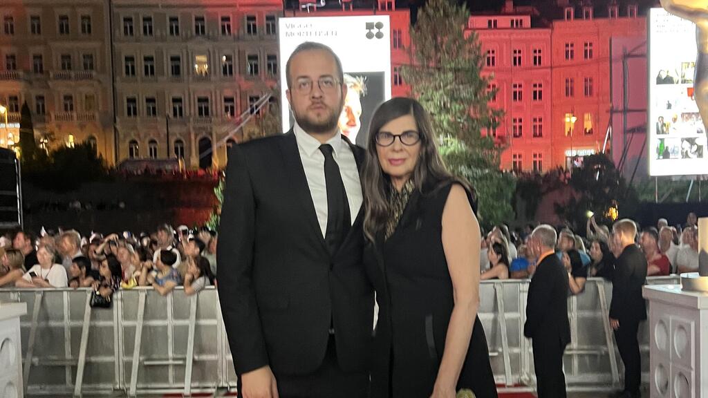 "כאן אנחנו דווקא מרגישים בבית". עירית שלג ועומר טובי בפרמיירת הסרט "טרופיקנה", בפסטיבל קרלובי וארי (צילום: דנה מאלבר) עירית שלג ועומר טובי בפרמיירת הסרט "טרופיקנה", בפסטיבל קרלובי וארי