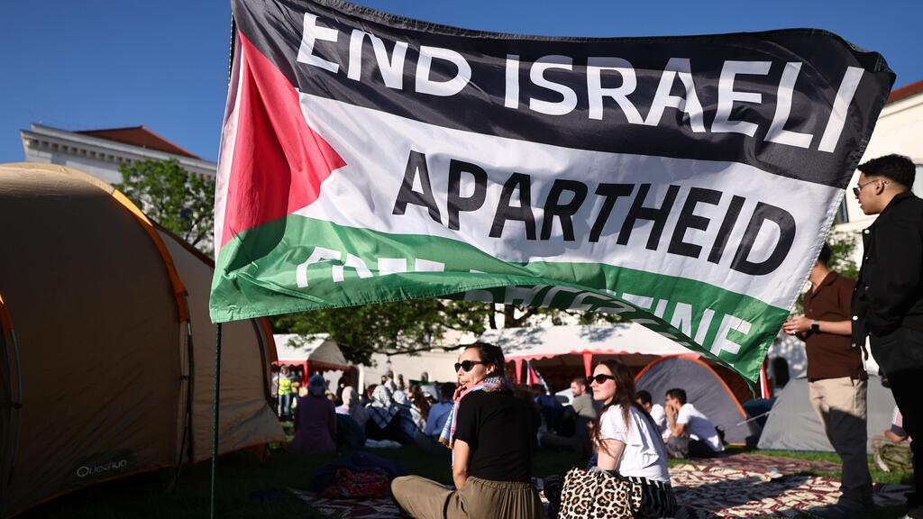 Pro-Palestinian protestors (Photo: Anna Szilagyi, EPA) מפגינים פרו-פלסטיניים במינכן