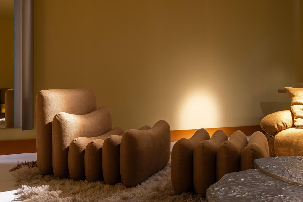 שובו של החום לבמה העיצובית. Tacchini Additional System, Joe Colombo, Salone del Mobile (צילום: Andrea Ferrari) שובו של החום לבמה העיצובית. Tacchini_Additional System, Joe Colombo, Salone del Mobile