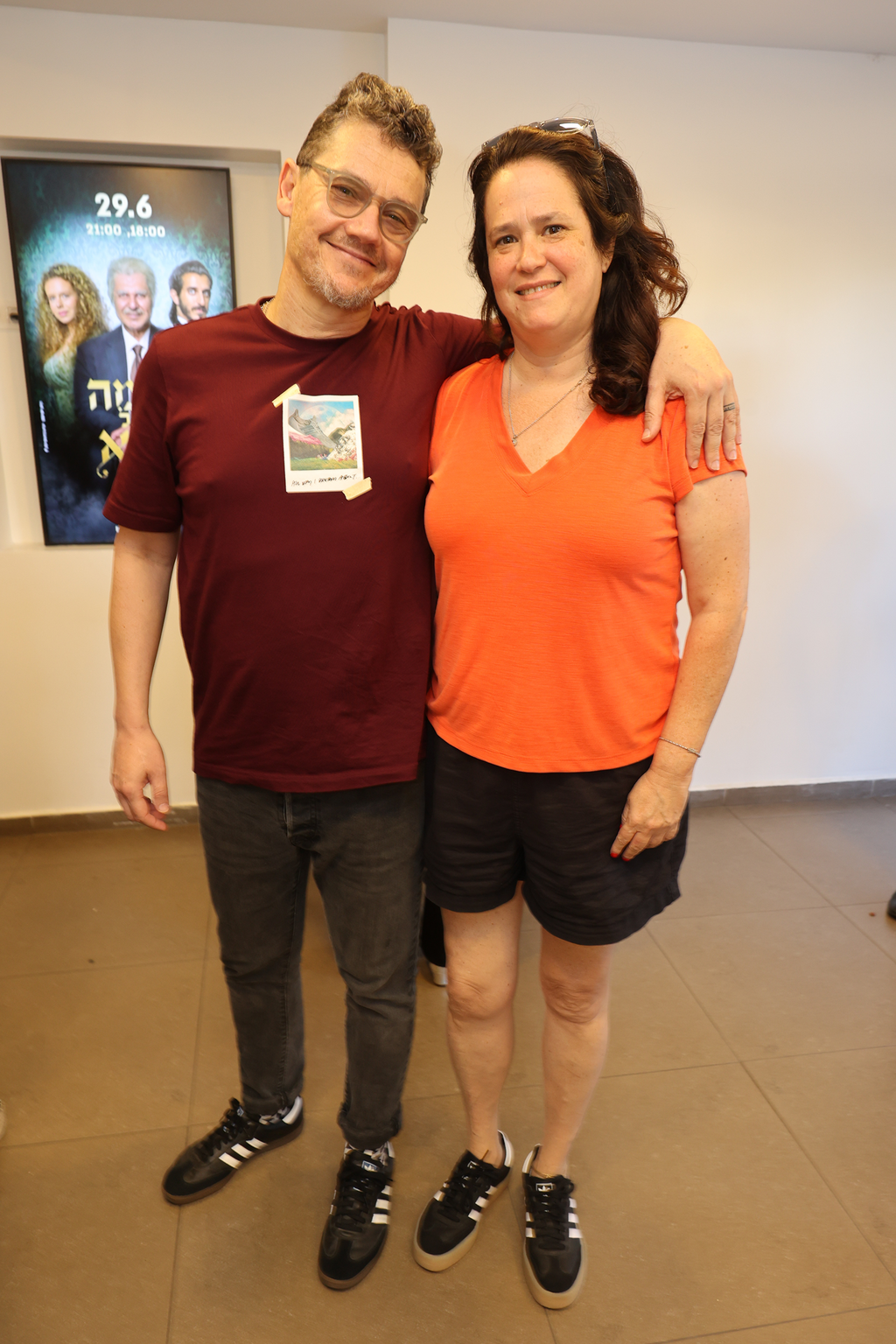 אהבנו את הבחירה בסניקרס. אבי ותמי גרייניק (צילום: רפי דלויה) פרימיירה הצמה של אבא