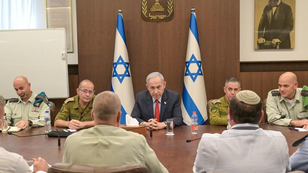 Prime Minister Benjamin Netanyahu (center) with military chiefs (Photo: GPO) ראש הממשלה בנימין נתניהו נפגש עם חניכי המכללה לביטחון לאומי