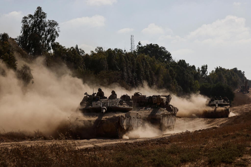 IDF tanks near Gaza border (Photo: REUTERS/Amir Cohen) כוחות צה"ל בגבול סמוך לרצועת עזה