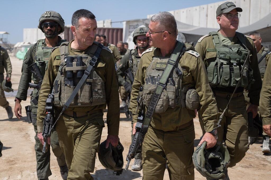 IDF Chief of Staff Lt. Gen. Herzi Halevi (left) on Gaza border (Photo: IDF Spokesperson's Unit) הרצי הלוי בשטח הריענון במרחב כרם שלום