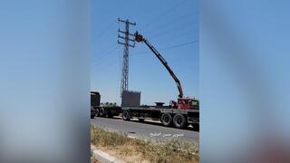 חברת החשמל העזתית האריכה כבלים ברחוב סלאח א-דין כדי להפעיל את מתקן התפלת המים והביוב ממערב לדיר אלבלח ישירות מהחשמל הישראלי