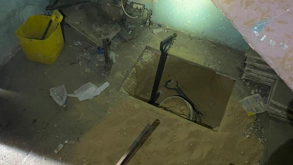 Hidden tunnel shaft found in Rafah apartment (Photo: IDF Spokesperson's Unit) תיעוד מיוחד ממצלמת הקסדה: המצבור הסודי ברפיח שחשפה סיירת הנח"ל