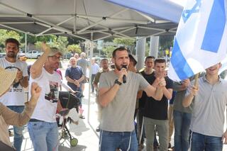אנשים מתגודדים מחוץ לבית משפט השלום בת"א בתמיכה בחייל שנשפט בחשד להוצאה להורג של מחבל נוחבה