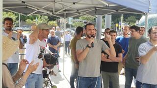 אנשים מתגודדים מחוץ לבית משפט השלום בת"א בתמיכה בחייל שנשפט בחשד להוצאה להורג של מחבל נוחבה