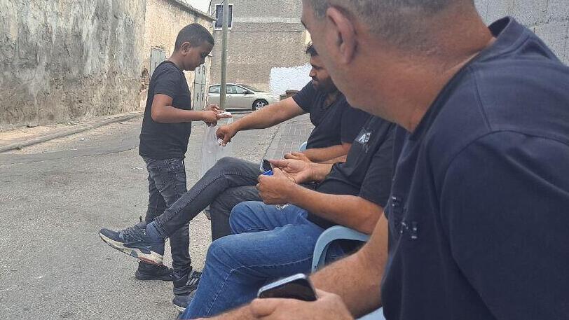 בנה של הנרצחת מחלק כיבוד למנחמים. "אפילו לא ידע שאימו נרצחה. שהרוצחים יראו מה הם עשו לנו" בנה של הנרצחת תושבת ג'ת