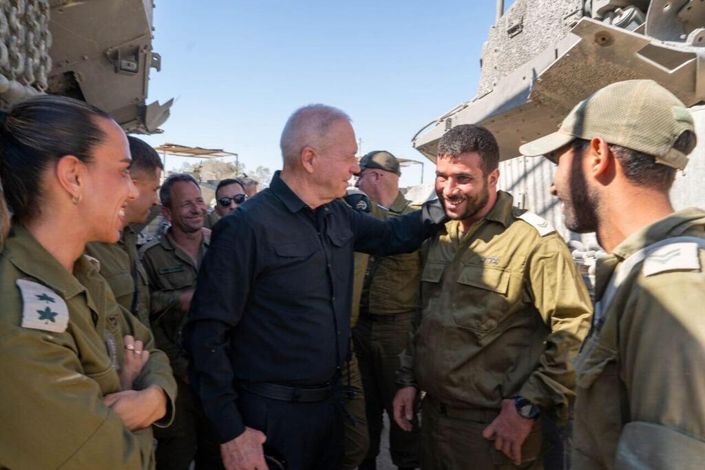Defense Minister Yoav Gallant ׂ(center) (Photo: Defense Ministry) יואב גלנט בשטחי הכינוס שבעוטף