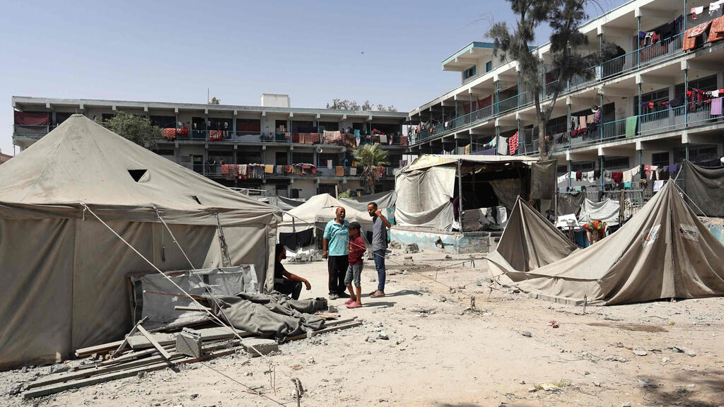 Displaced Gazans in makeshift shelters (Photo: Bashar Taleb / AFP) הרס ברצועת עזה